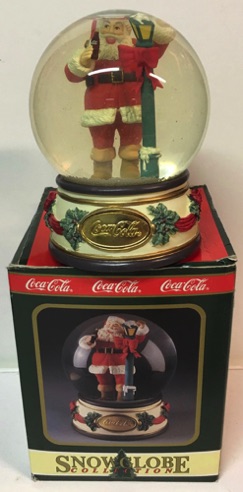 3015-1 € 50,00 coca cola muziekdoos tevens sneeuwbal kerstman bij lantaarnpaal.jpeg